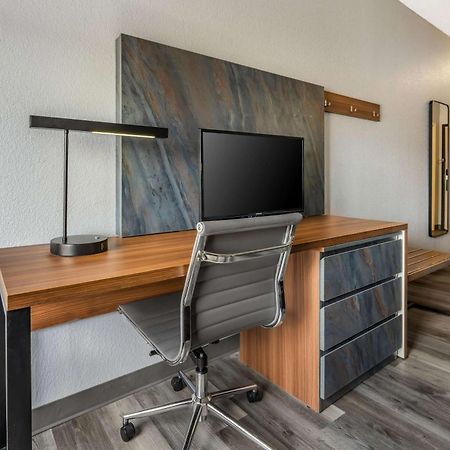 Quality Inn & Suites Манхэттен Экстерьер фото