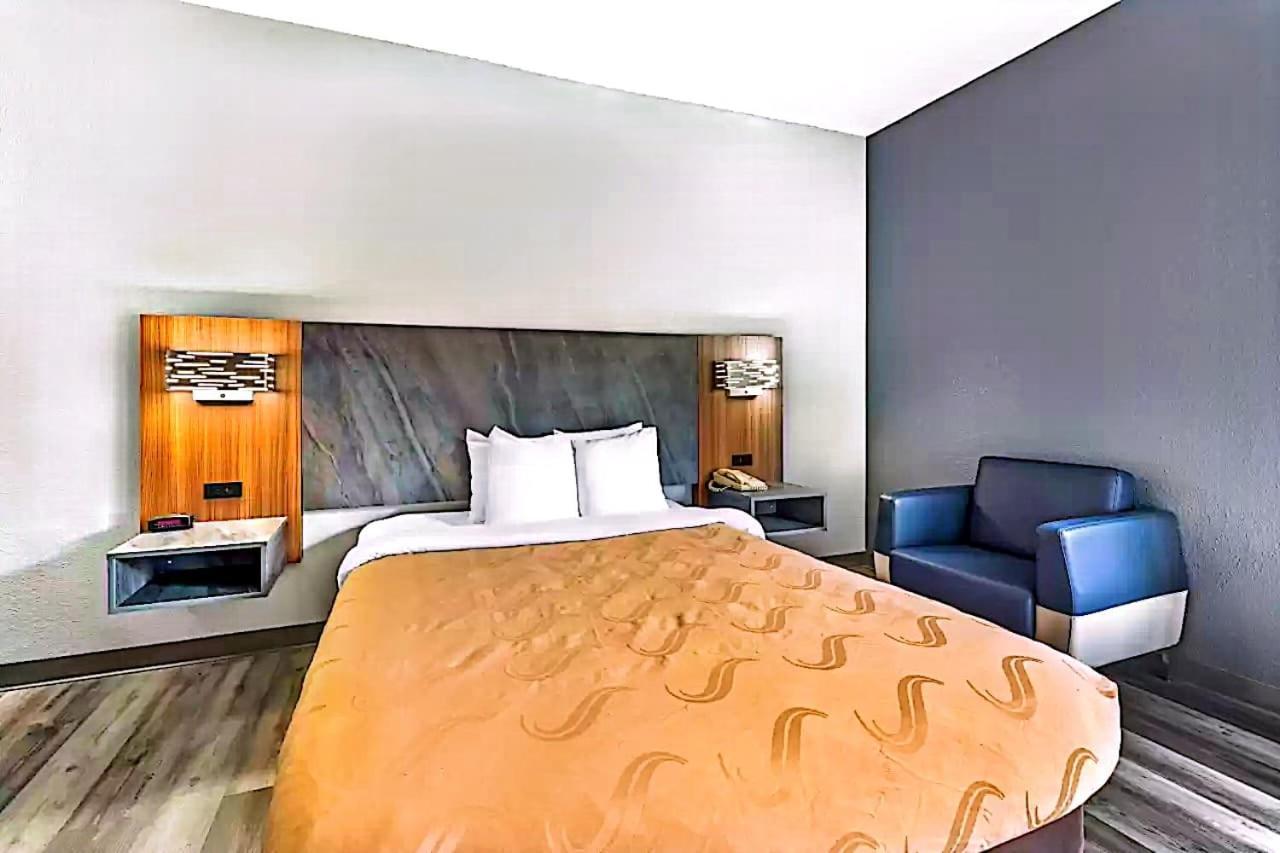 Quality Inn & Suites Манхэттен Экстерьер фото