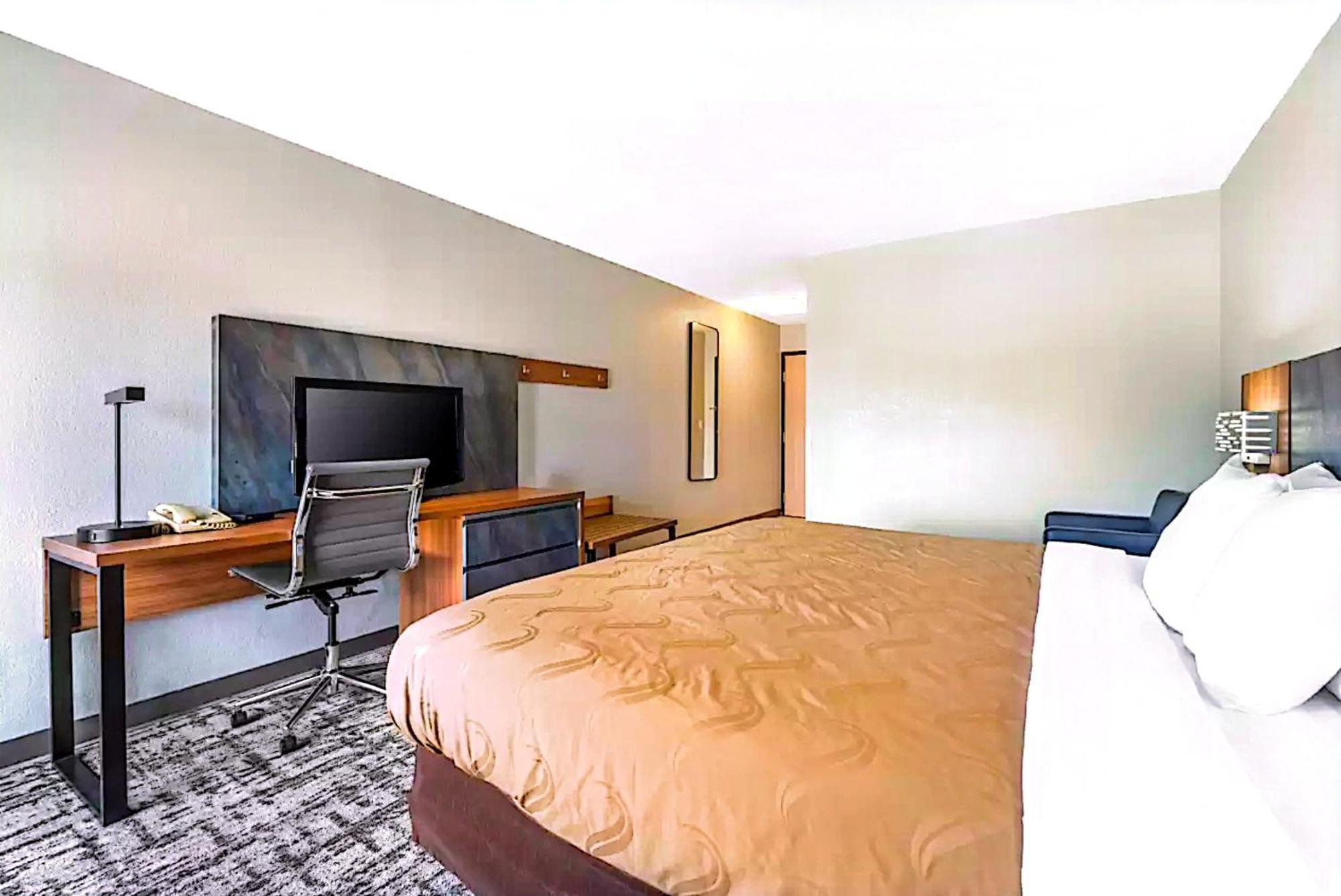 Quality Inn & Suites Манхэттен Экстерьер фото