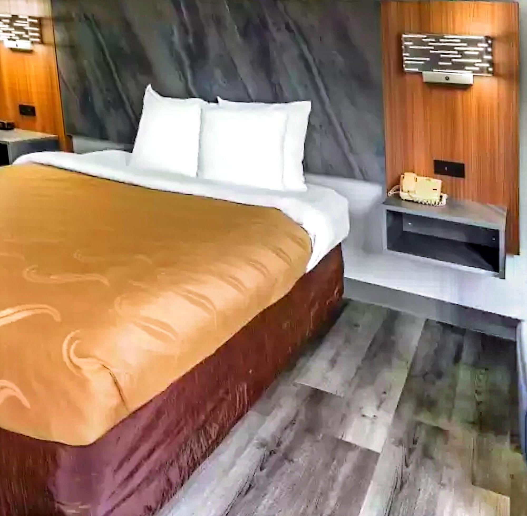 Quality Inn & Suites Манхэттен Экстерьер фото