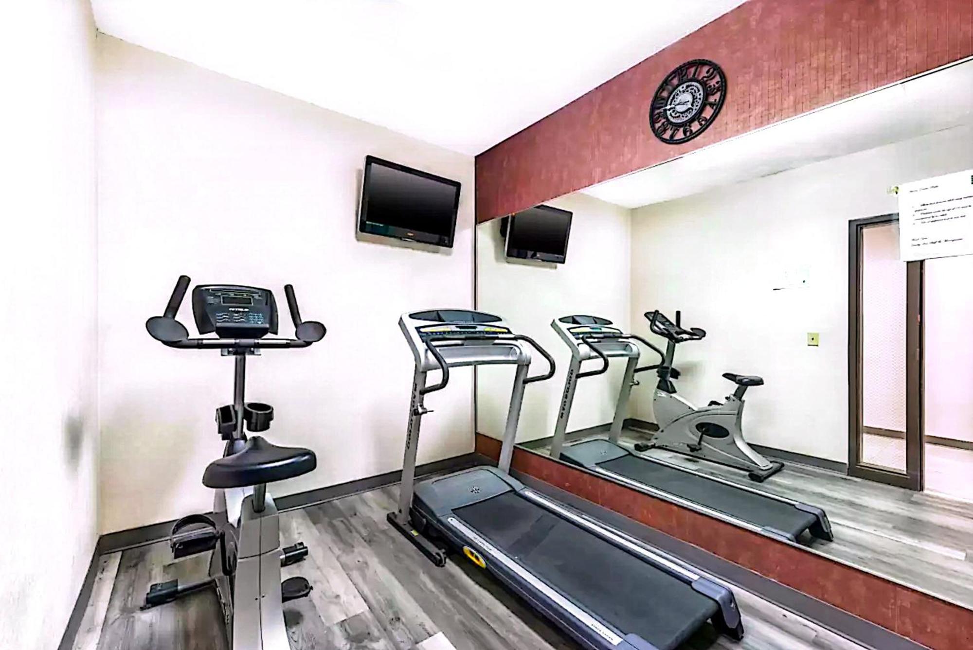 Quality Inn & Suites Манхэттен Экстерьер фото