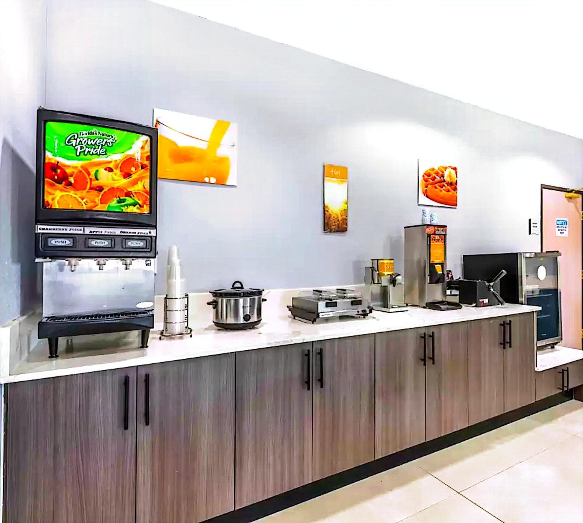 Quality Inn & Suites Манхэттен Экстерьер фото