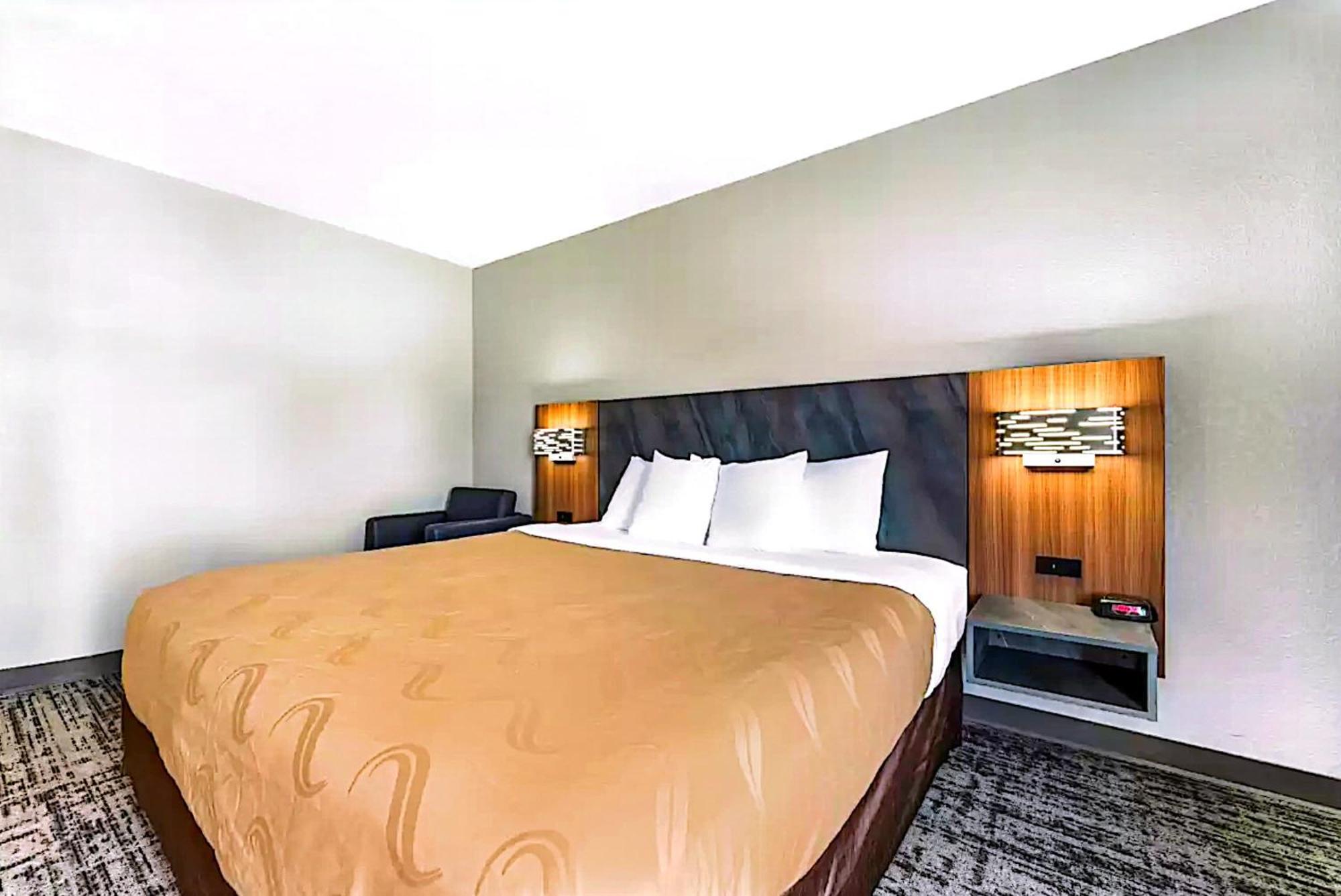 Quality Inn & Suites Манхэттен Экстерьер фото