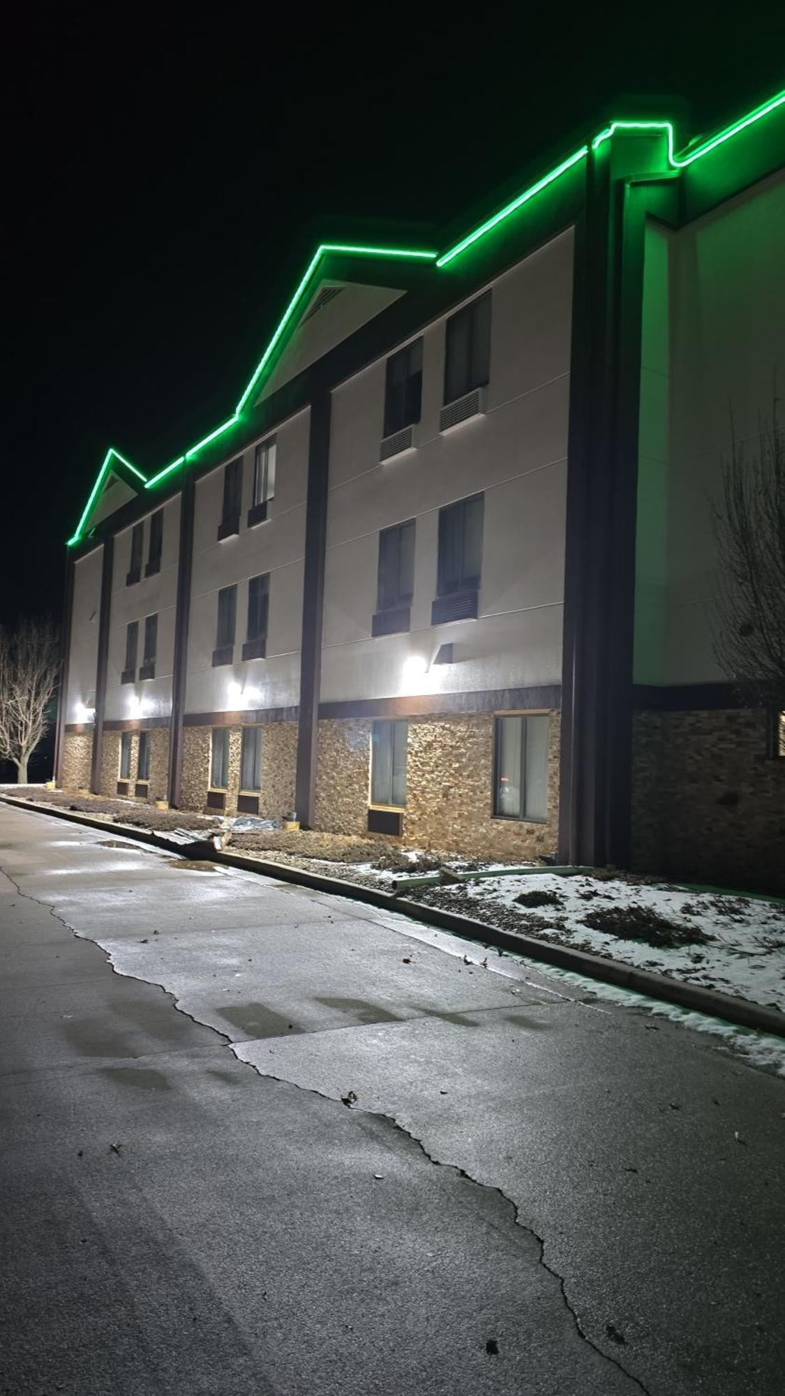 Quality Inn & Suites Манхэттен Экстерьер фото