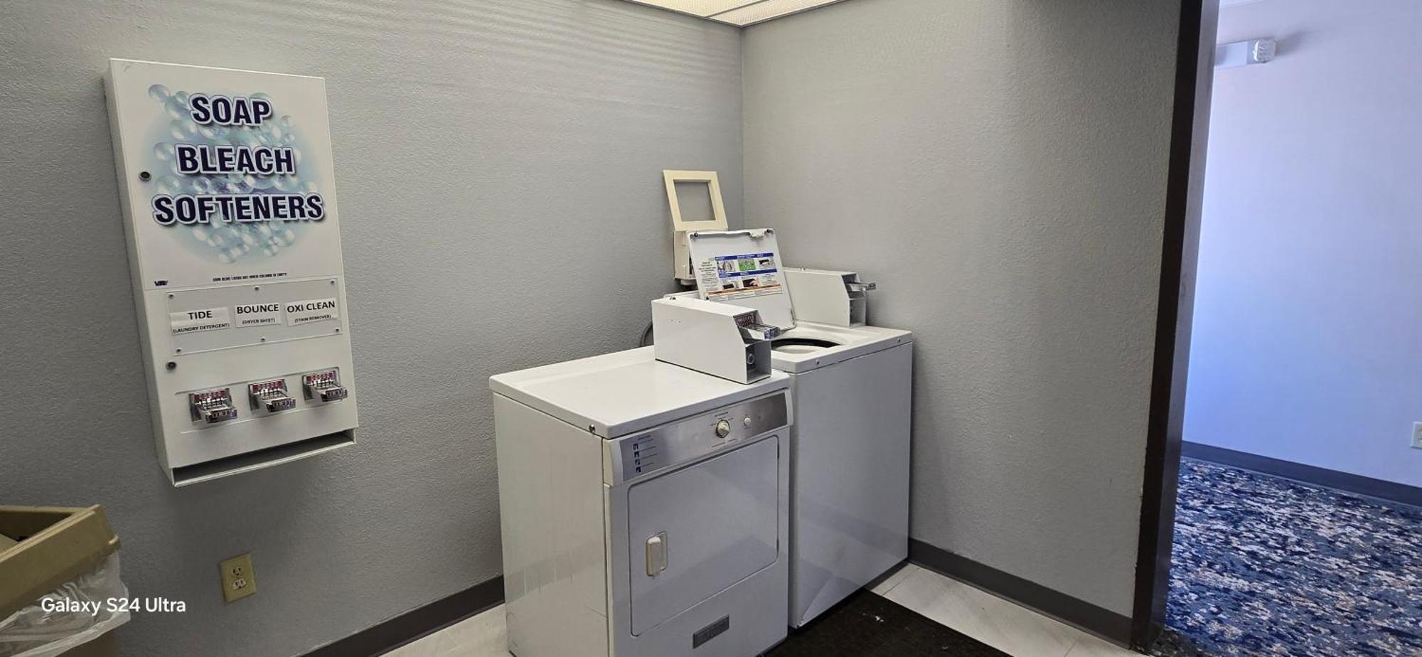 Quality Inn & Suites Манхэттен Экстерьер фото