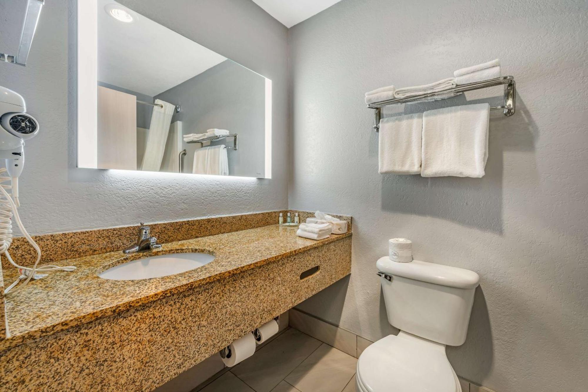 Quality Inn & Suites Манхэттен Экстерьер фото
