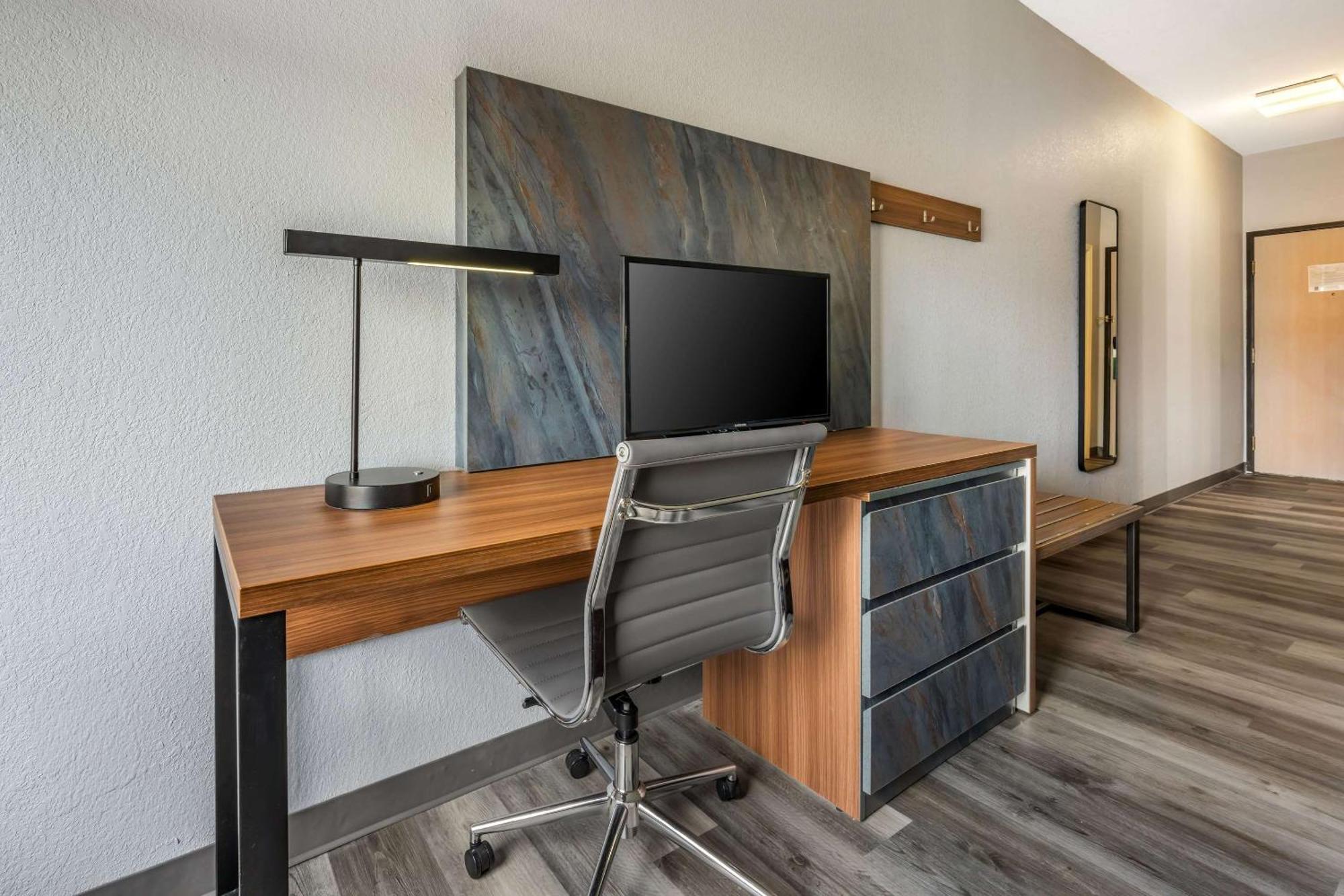 Quality Inn & Suites Манхэттен Экстерьер фото