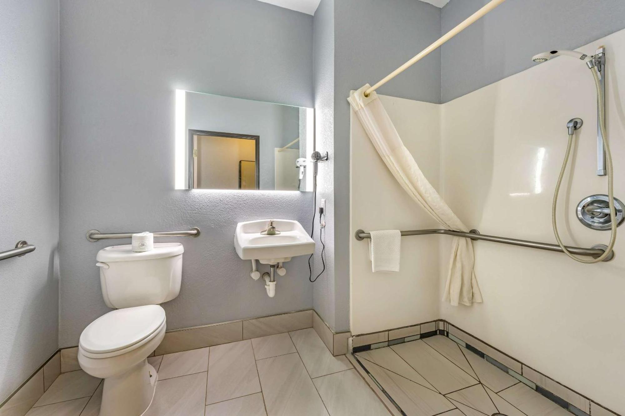 Quality Inn & Suites Манхэттен Экстерьер фото