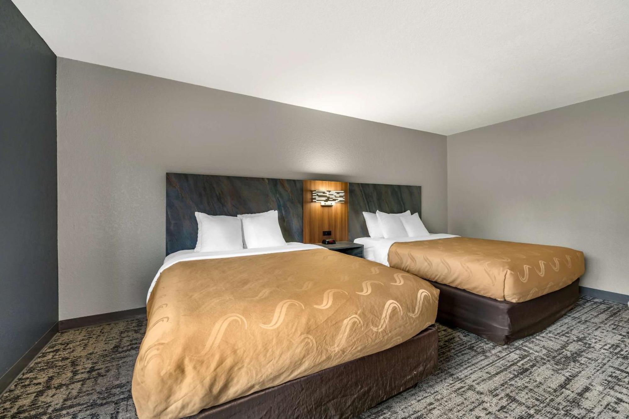 Quality Inn & Suites Манхэттен Экстерьер фото
