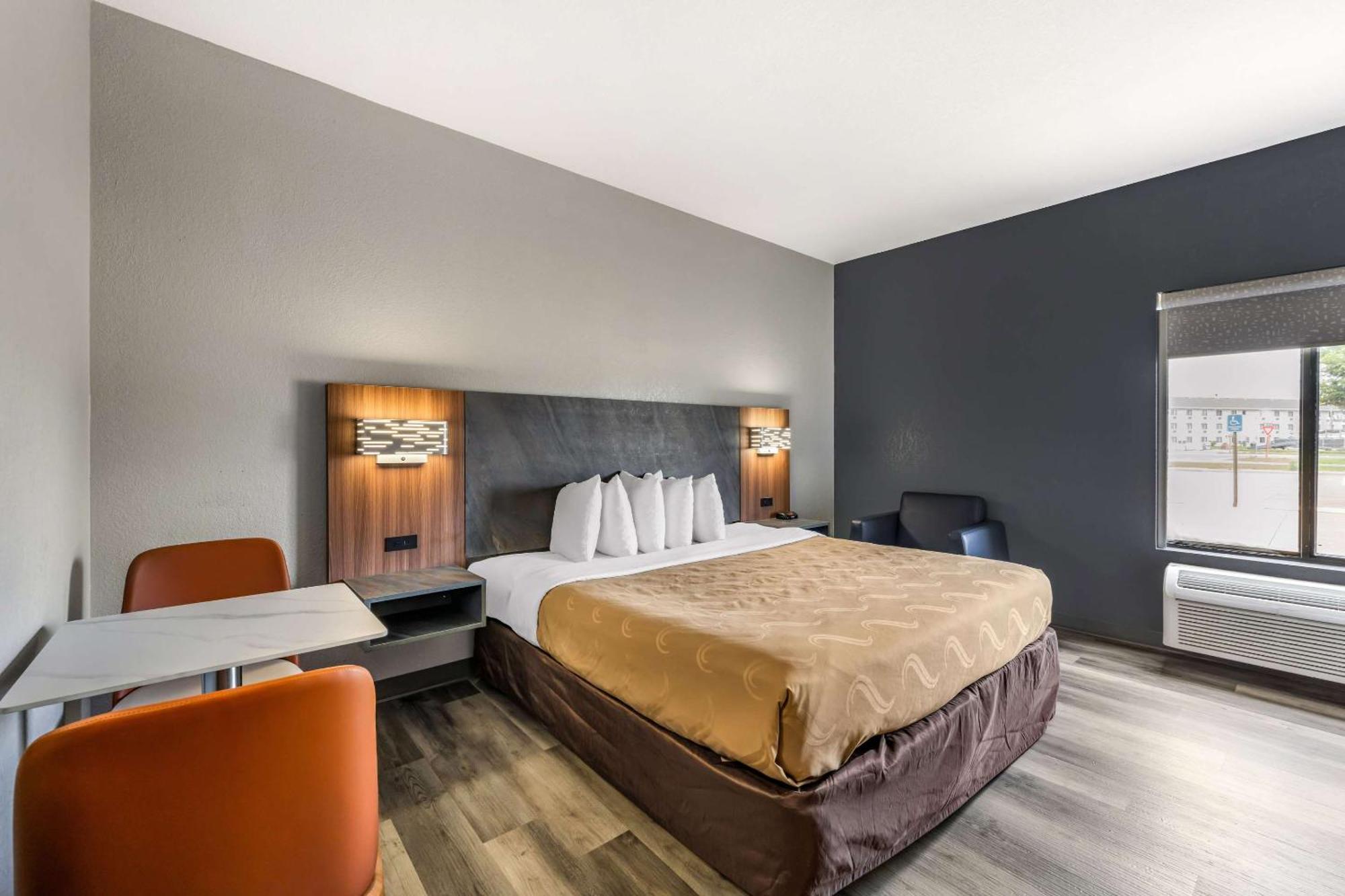 Quality Inn & Suites Манхэттен Экстерьер фото