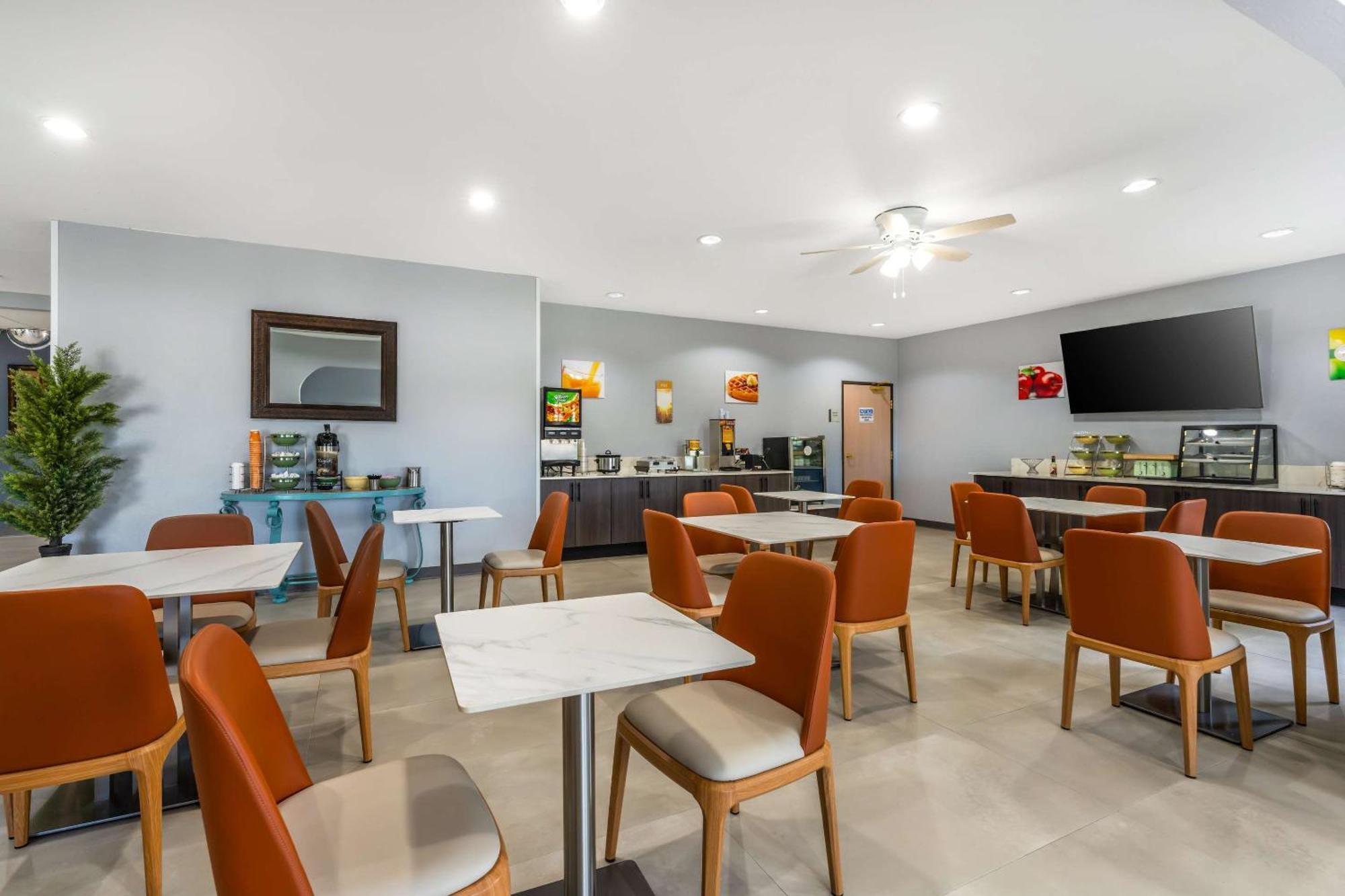 Quality Inn & Suites Манхэттен Экстерьер фото