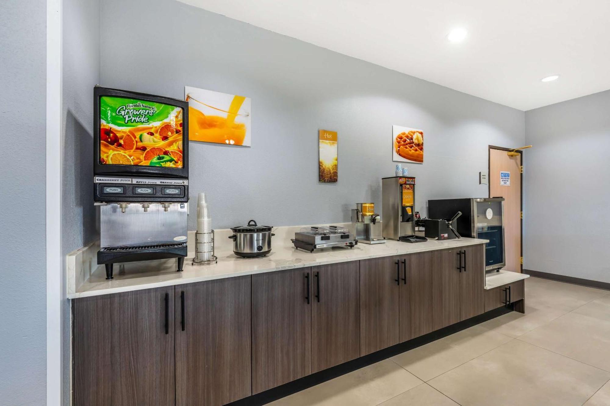 Quality Inn & Suites Манхэттен Экстерьер фото