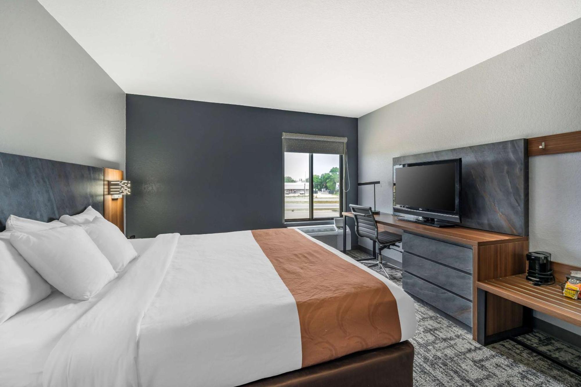 Quality Inn & Suites Манхэттен Экстерьер фото