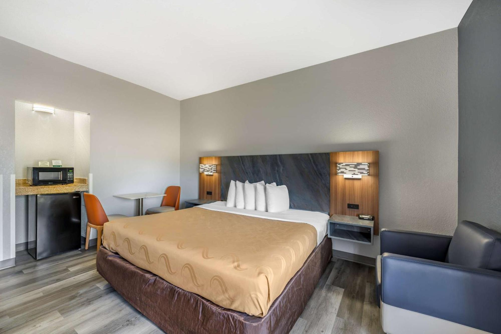 Quality Inn & Suites Манхэттен Экстерьер фото
