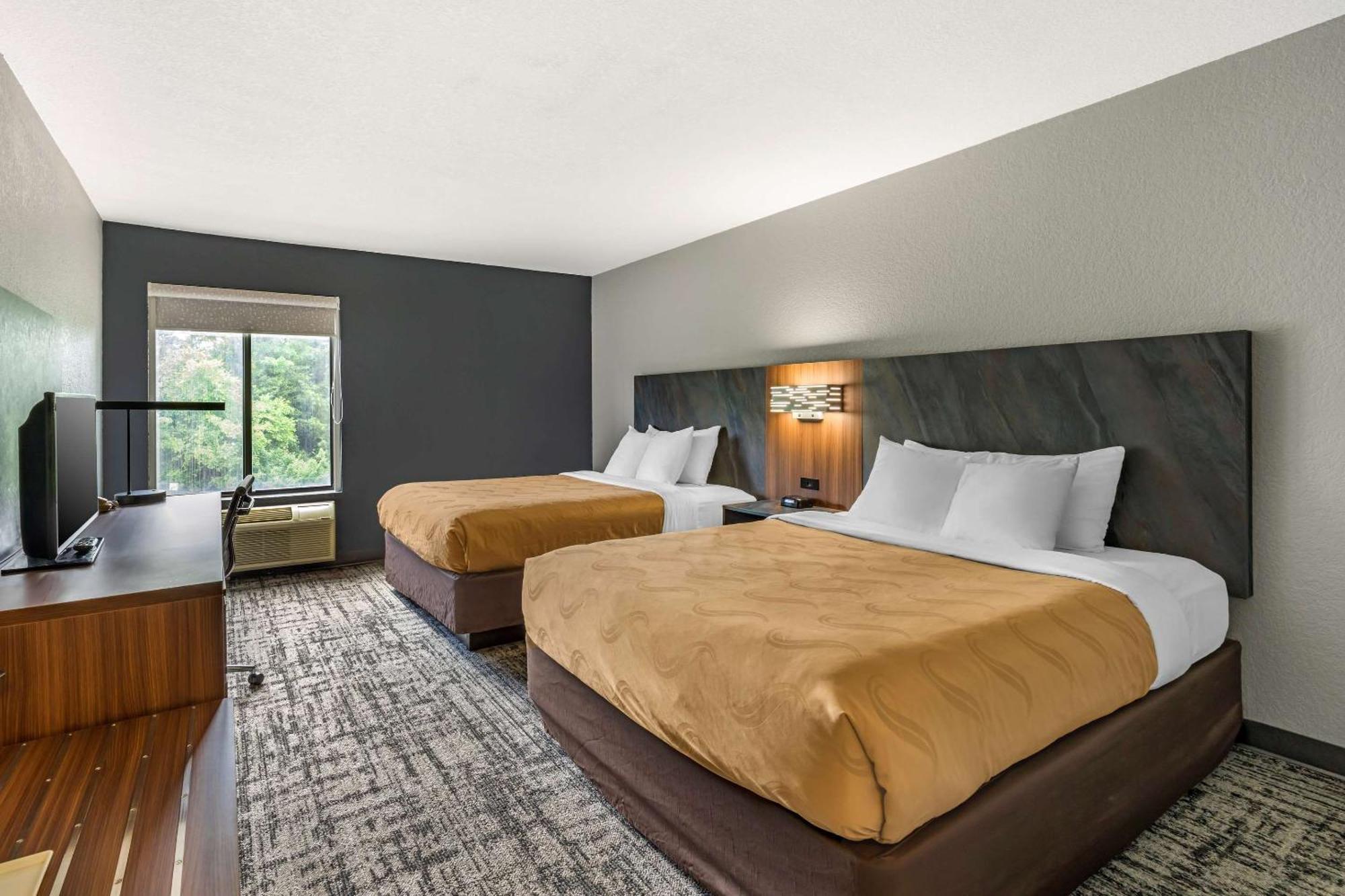 Quality Inn & Suites Манхэттен Экстерьер фото