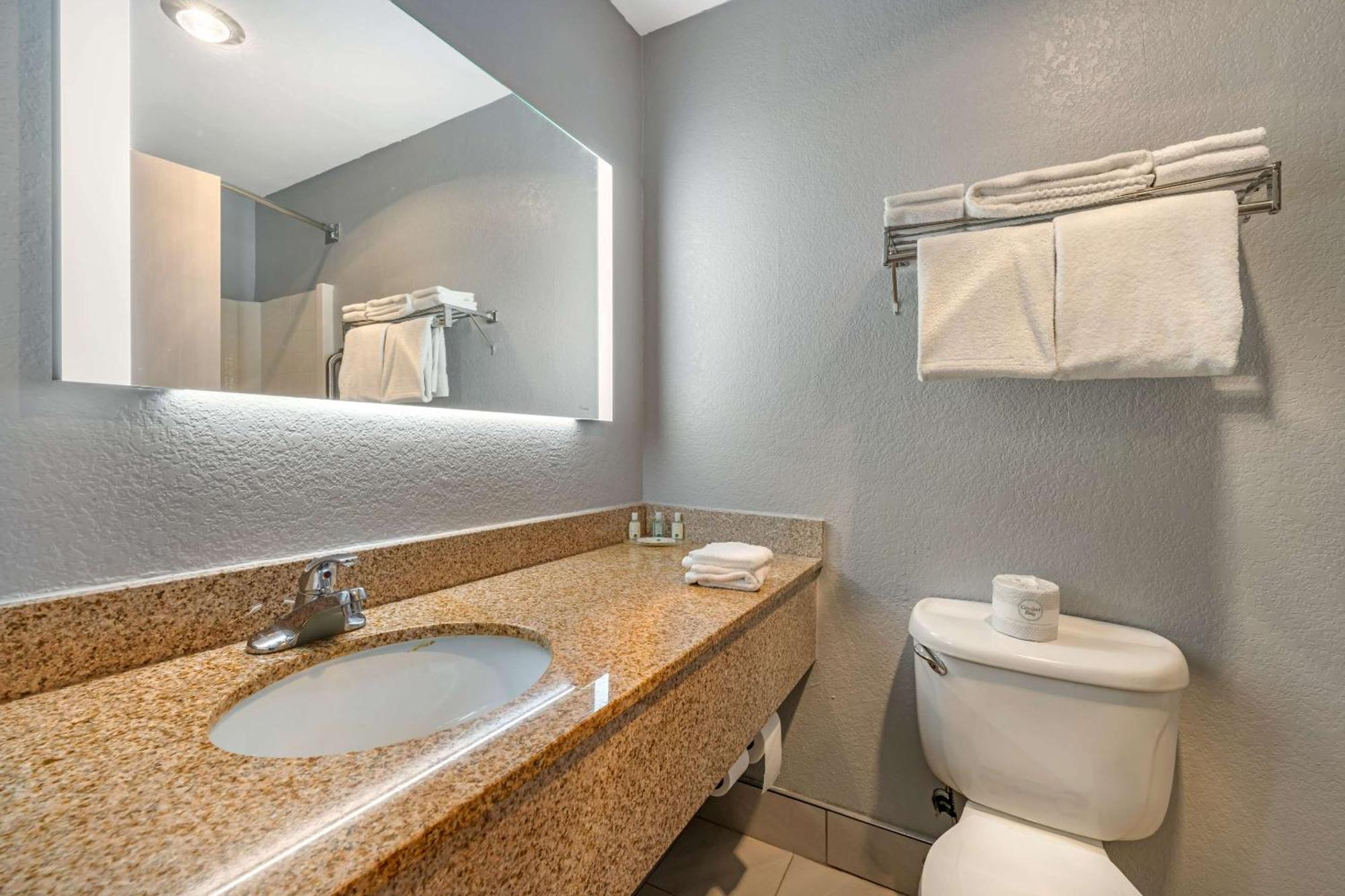 Quality Inn & Suites Манхэттен Экстерьер фото