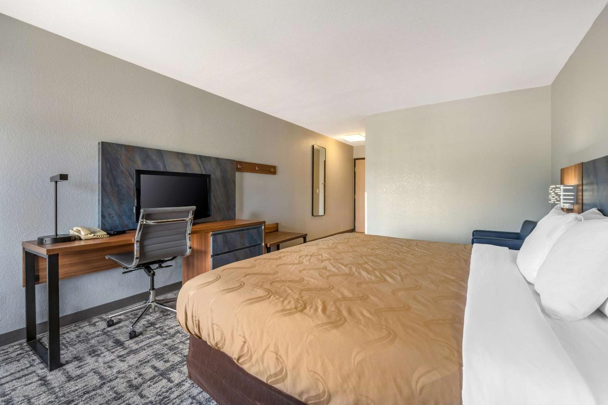 Quality Inn & Suites Манхэттен Экстерьер фото