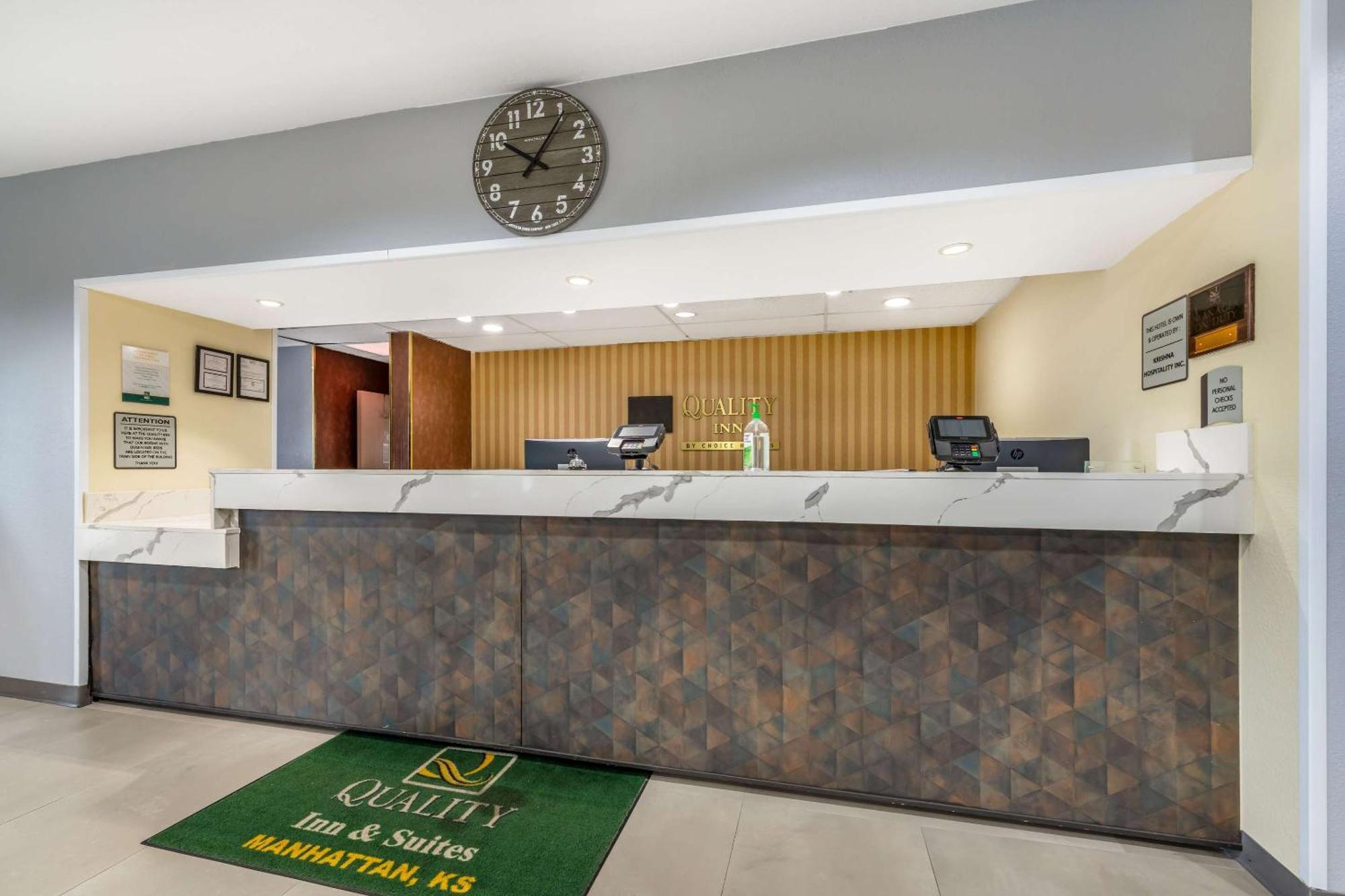 Quality Inn & Suites Манхэттен Экстерьер фото