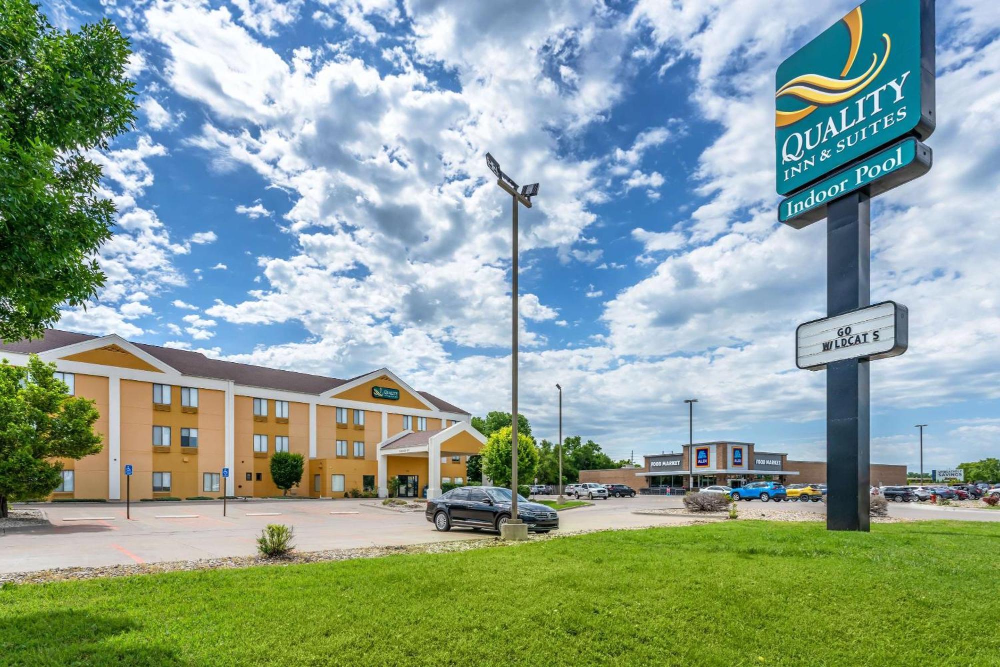 Quality Inn & Suites Манхэттен Экстерьер фото