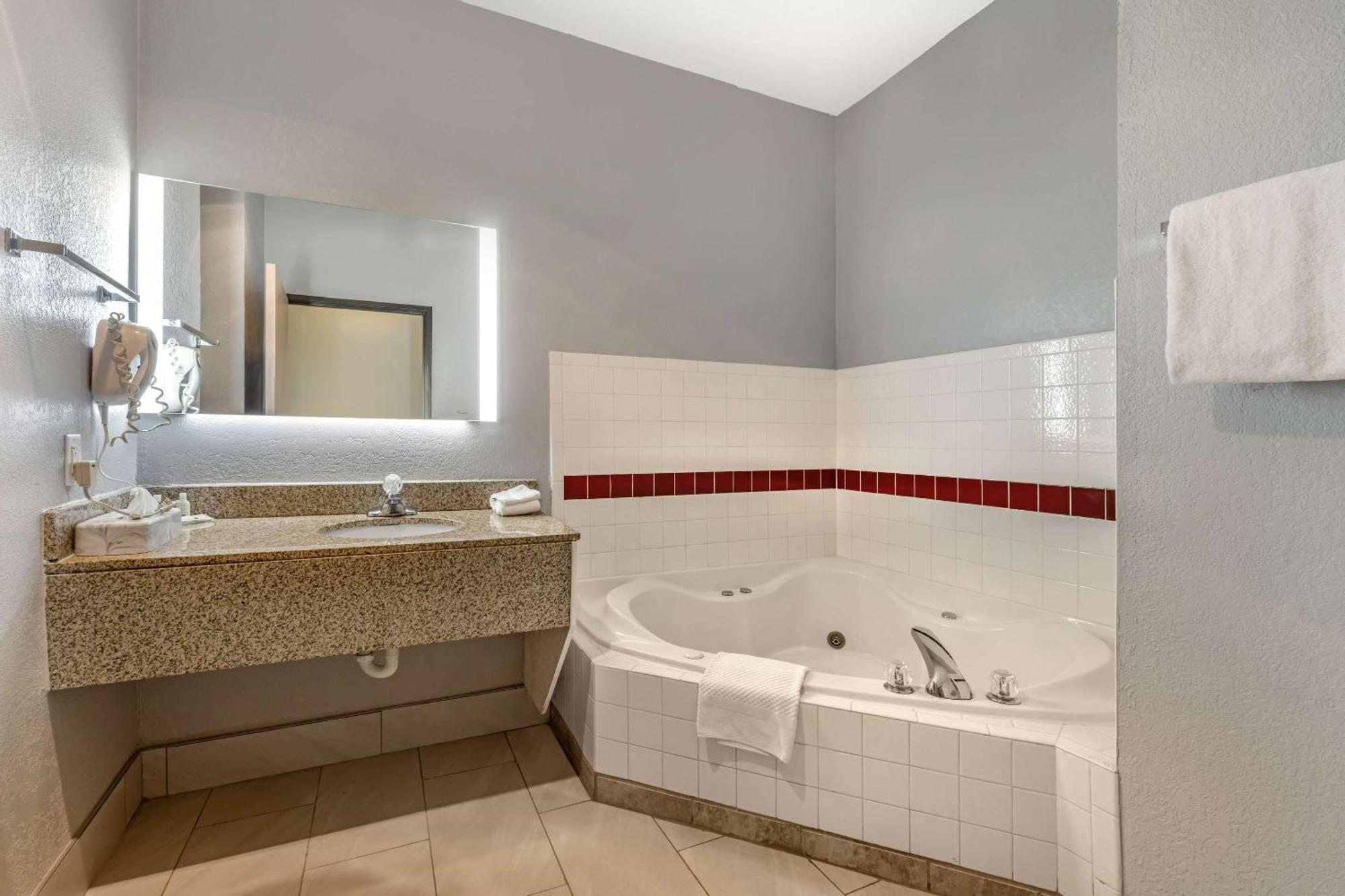 Quality Inn & Suites Манхэттен Экстерьер фото